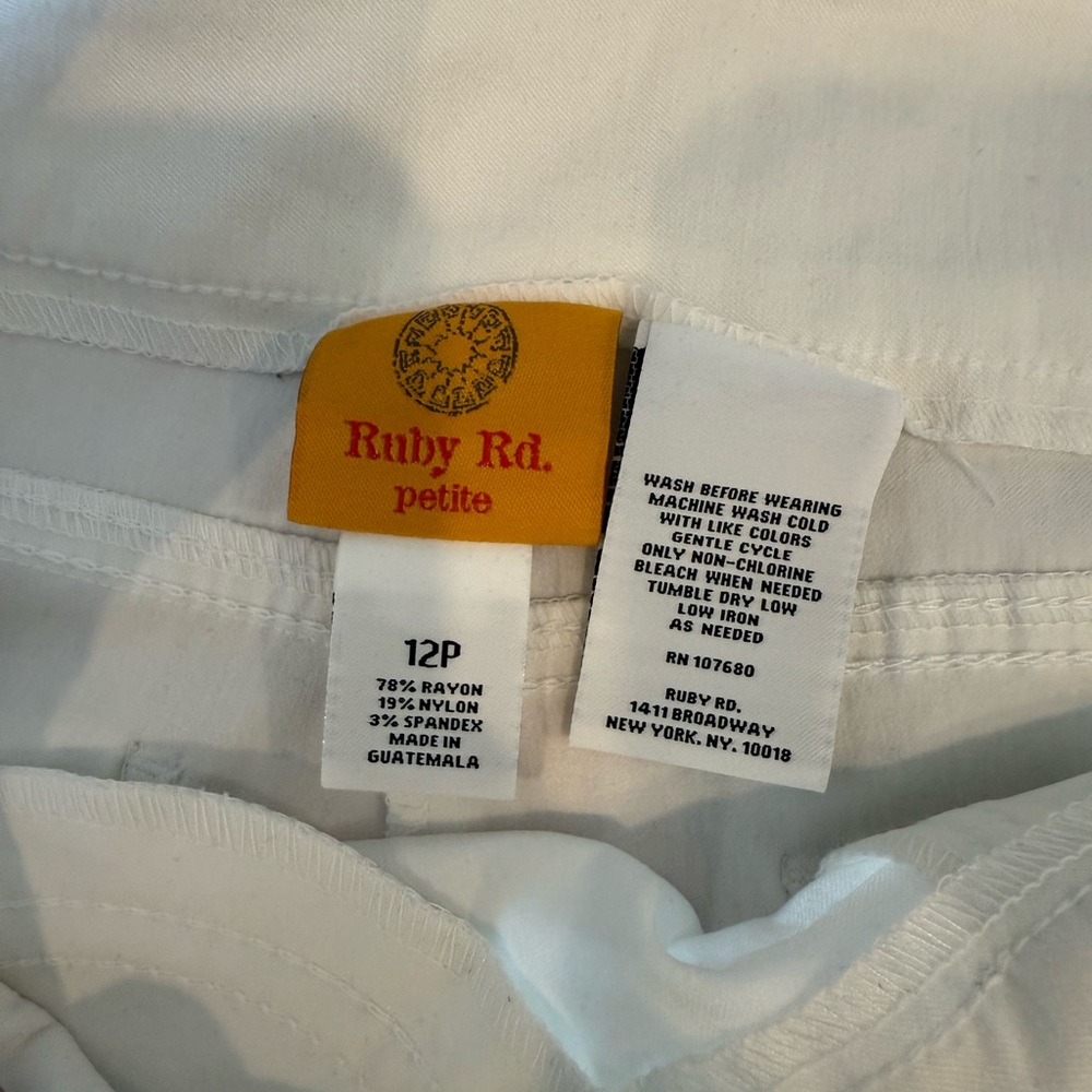 Ruby Rd Petite White Capri Pants Size 12P Slimming Contour Waistband NWT - Picture 3 of 7